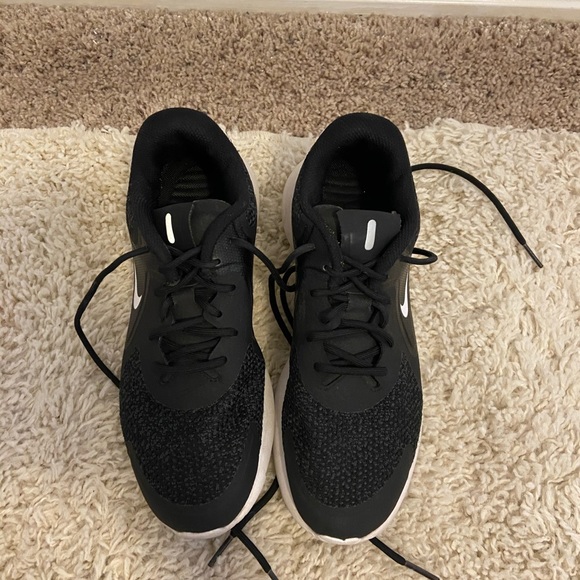 nikes - Picture 3 of 3